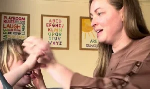 Viral Pecahkan Telur di Kepala Anak, Ternyata Bahaya! Ini Penjelasannya