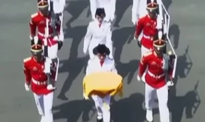 Tangkapan layar video saat sepatu anggota paskibra lepas, sehingga hanya satu kaki kananya yang memakai sepatu. (Youtube Sekretaris PResiden )