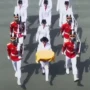 Tangkapan layar video saat sepatu anggota paskibra lepas, sehingga hanya satu kaki kananya yang memakai sepatu. (Youtube Sekretaris PResiden )