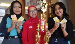 Cerita Crystalone Student Company SMAN 1 Bandung, Hasilkan Deodorant Olahan Tawas