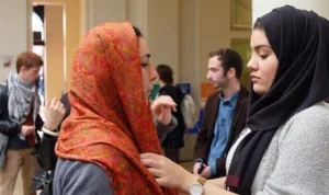 Pemerintah Prancis telah mengambil keputusan berani dengan mengumumkan larangan terhadap penggunaan abaya dan gaun tradisional Muslim di sekolah-sekolah dan lembaga pendidikan lainnya.