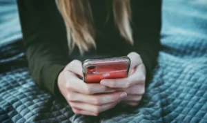 Ilustrasi penipuan melalui aplikasi kencan online. (Unsplash)