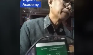 Video Viral Dadang Darmuji Ngajar Bahasa Inggris di TikTok Pakai Kaca Spion, Begini Ceritanya