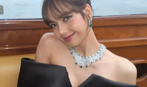 Gaya artis memang bikin pangling, apalagi kalo udah jadi artis dengan bayaran termahal di Instagram seperti Lisa 'Blackpink'. Di platform yang penuh warna-warni itu, bayaran Lisa bisa nyampe US$ 575 ribu, atau sekitar Rp 8,8 miliar.