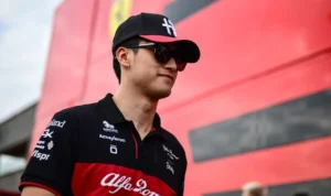 Pembalap F1 Zhou Guanyu Perpanjang Kontrak dengan Tim Alfa Romeo untuk Musim 2024