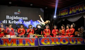 Kegiatan pentas kesenian tradisional 'Bajidoran di Kebon Awi' bersama ratusan masyarakat di Udjo Ecoland, Cimenyan, Bandung, Jawa Barat, Rabu (27/9).