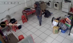 Tangkapan layar video penganiayaan terhadap wanita karyawan londri di Bekasi yang tengah viral. (Instagram @kosmi_indonesia)