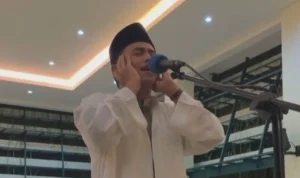 Ilustrasi cara menjawab Adzan saat dikumandangkan.