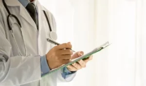 Ilustrasi dokter gadungan yang terbongkar di Surabaya. (freepik)