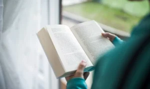 Ilustrasi mengetahui kunci selamat dunia akhirat dengan ilmu.