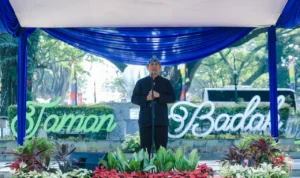 Plh Wali Kota Bandung, Ema Sumarna kucurkan bantuan untuk warga yang terdampak Program Citarum Harum