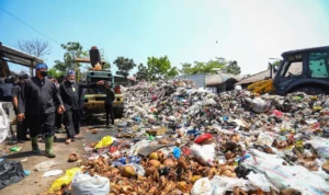 Imbas Terbakarnya TPA Sarimukti, Pemkot Bandung Dorong TPA Sementara Beroperasi Imbas terbakarnya TPA Sarimukti, Plh Wali Kota Bandung, Ema Sumarna dan jajaran saat meninjau lokasi TPA sementara di Pasar Ciwastra