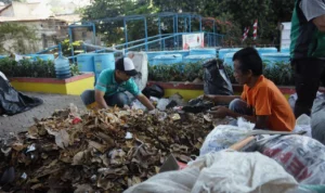 Masa Darurat! Masyarakat Bandung Diwajibkan Olah Sampah Ilustrasi: Masyarakat Bandung sedang melakukan pemilahan sampah.