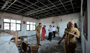 Pemkot Bandung saat meninjau ruang kelas yang terbakar di SMPN 25 Kota Bandung (18/9).