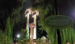 Sebuah kejadian horor yang mengejutkan mengguncang Taman Hiburan Wonderland, Ontario, Kanada, ketika wahana ekstrem yang dikenal sebagai "The Lumberjack" tiba-tiba berhenti dalam posisi terbalik ketika mengangkut penumpang.