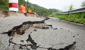 3 Gempa Guncang Indonesia Secara Berurutan Pagi Ini Ilustrasi dampak gempa yang terjadi di Indonesia pada pagi ini. (freepik)