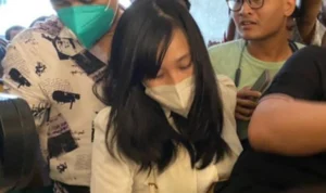 Selebgram Virly Virginia saat mendatangi polda Metro Jaya.
