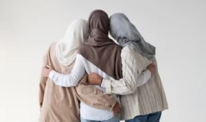 Ilustrasi memilih circle pertemanan yang sefrekuensi dengan cara islami. (freepik)