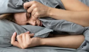 Ilustrasi saat mengalami sleep paralysis atau ketindih yang cukup mengganggu kualitas tidur. (freepik)
