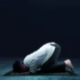 Ilsutrasi melakukan gerakan sholat sujud yang ternyata bisa menggugurkan dosa. (freepik)