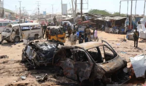 Lima warga sipil kehilangan nyawa mereka dan 13 lainnya mengalami luka serius akibat serangan bom mobil yang mengguncang distrik Buloburde, wilayah Hiran, Somalia tengah, pada Kamis (28/9). Serangan brutal ini menyasar area dekat sebuah pasar ramai.
