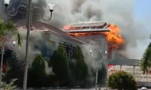 Ricuh, Massa Pendemo Tambang Emas Diduga Sebabkan Kantor Bupati Pohuwato Terbakar Foto yang beredar di media sosial yang menunjukkann kantor bupati Pohuwato terbakar. (ist)