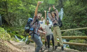 ILUSTRASI: Berkunjung atau wisata ke Pegunungan ternyata ada etika yang harus diperhatikan. (freepik)