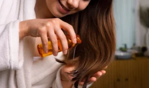 ILUSTRASI : Merawat keindahan rambut dengan madu dan bahan alami lainnya. (freepik)