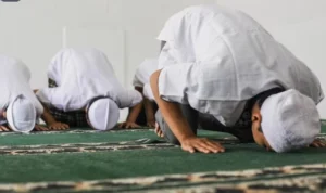 Ilustrasi melakukan sholat istisqa meminta turun hujan.(freepik)