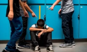 Cara Melindungi Anak Agar Terhindar dari Perundungan Ilustrasi terjadinya perundungan karena anak tidak diajarkan cara agar terhindar dari aksi tersebut. (freepik)