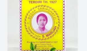 Kemasan Bedak Saripohatji yang amsih menampilkan gambar pendirinya. (bukalapak)