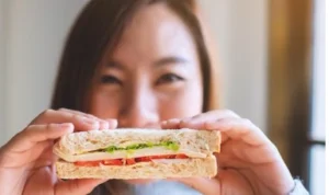 ILUSTRASI: Cara Generasi sandwich merilis stress untuk menjaga kesehatan mentalnya. (freepik)