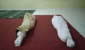 Penampakan dua jenazah terlantar saat masih berada di Mushola . (ist)