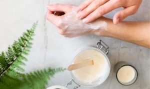 Ilustrasi menggunakan Bedak Saripohatji untuk putihkan badan. (freepik)