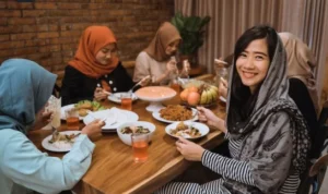 Ilustrasi aturan urutan makan untuk menjaga kesehatan pencernaan. (freepik)