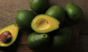 Ilustrasi Buah Alpukat yang sangat cocok untuk menu diet menurunkan berat badan. (freepik)