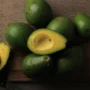 Ilustrasi Buah Alpukat yang sangat cocok untuk menu diet menurunkan berat badan. (freepik)