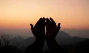 Ilustrasi doa minta hujan saat kemarau panjang dan banyak polusi udara. (freepik)