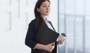Ilustasi sosok wanita mandiri yang takut dengan hubungan berkomitmen.(freepik)