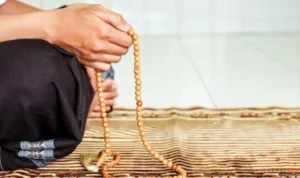Ilustrasi dzikir setelah sholat fardhu yang benar menurut ulama. (freepik)