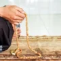 Ilustrasi dzikir setelah sholat fardhu yang benar menurut ulama. (freepik)