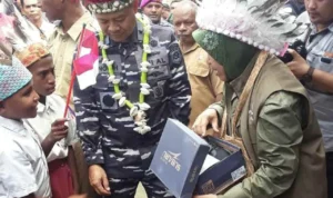 Menteri Sosial Salurkan Bantuan Sosial di Mapia Menteri Sosial Salurkan Bantuan Sosial di Mapia