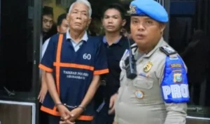Suami Wabup Labuhanbatu Freddy Simangunsong yang melakukan pencabulan terhadap ponakannya sendiri saat ditangkap polisi. (dok Polres Labuhanbatu)
