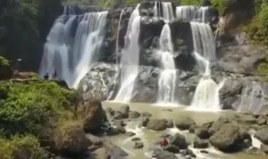 6 Rekomendasi Wisata Air Terjun atau Curug Yang Viral di Bandung Curug Malela masuk menjadi salah satu rekomendasi wisata curug yang ada di Bandung. (instagram @curugmalela.id)