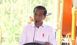 Presiden Joko Widodo Membuka Pertemuan Menteri Terkait Rempang Eco-City di Istana Presiden Joko Widodo memimpin pertemuan istimewa dengan sejumlah menteri di Istana Kepresidenan Jakarta, untuk membahas perkembangan pembangunan Rempang Eco-City, Batam.