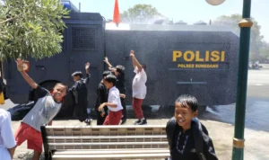 Keceriaan Anak SD Bersama Polisi di Momen Simulasi Pengamanan Pemilu