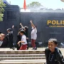 Keceriaan Anak SD Bersama Polisi di Momen Simulasi Pengamanan Pemilu