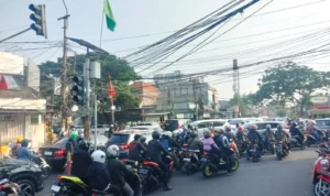 Akibat lampu merah tak berfungsi, perempatan Jalan Raya Gandul dan Jalan Raya Bukit Cinere, Kecamatan Cinere, Depok macet total. Jabar Ekspres/Rubiakto.