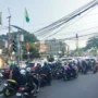 Akibat lampu merah tak berfungsi, perempatan Jalan Raya Gandul dan Jalan Raya Bukit Cinere, Kecamatan Cinere, Depok macet total. Jabar Ekspres/Rubiakto.