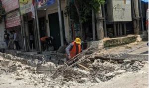 DPUPR Kota Depok Lanjutkan Penataan Trotoar Jalan Margonda DPUPR Kota Depok mulai perbaiki jalan dan trotoar di Jalan Margonda